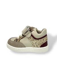 Sneaker beige e marrone con dettaglio stampa leopardata, accenti glitter dorati e cinturino in velcro. Suola in gomma con grip testurizzato.