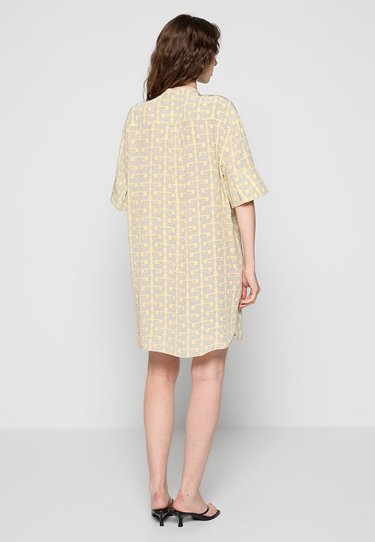 Blusenkleid