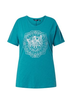 T-shirt turquoise à manches courtes avec un col rond, arborant un dessin mandala blanc complexe centré avec deux papillons.