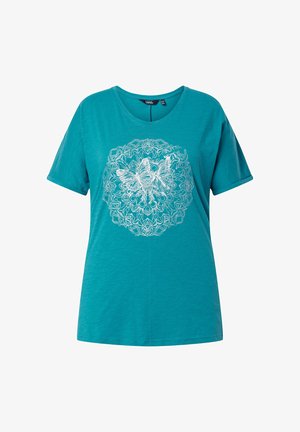 Türkisfarbenes T-Shirt mit kurzen Ärmeln und rundem Ausschnitt, mit einem weißen, filigranen Mandala-Design in der Mitte, das von zwei Schmetterlingen begleitet wird.