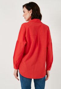 LELA Užsagstoma palaidinė - red