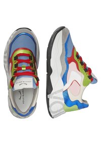 Sneakers multicolori caratterizzati da un mix di materiali, inclusi pelle e rete. I colori predominanti sono blu, verde, rosso e grigio, con dettagli testurizzati.