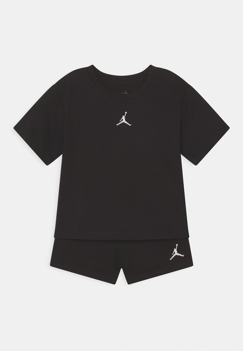 Ensemble en coton noir comprenant une chemise à manches courtes et un short, tous deux ornés d'un logo brodé blanc sur la poitrine et la jambe.