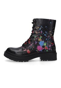 Schwarze schnürbare Kampfstiefel mit glänzender Oberfläche und einem mehrfarbigen Spritzmuster. Dicke Gummisohle mit gerippter Textur.