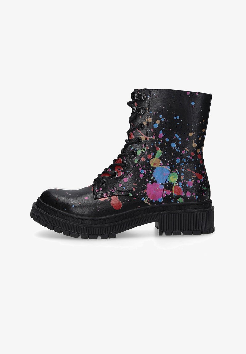 Schwarze schnürbare Kampfstiefel mit glänzender Oberfläche und einem mehrfarbigen Spritzmuster. Dicke Gummisohle mit gerippter Textur.