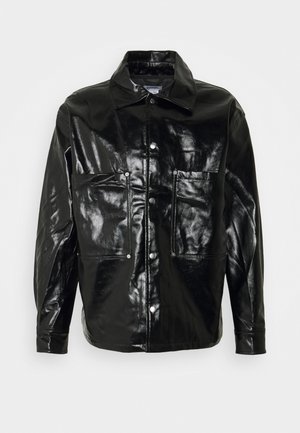 Sort blankt imiteret læderjakke med lange ærmer, krave, frontknapper og to store forlommer.