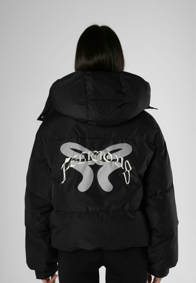 Zwarte pufferjack met een groot zilveren logo op de achterkant, voorzien van een strakke capuchon en een boxy silhouet. Gladde, glanzende textuur.