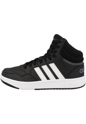 Zapatillas altas negras de material sintético, con tres franjas blancas, cordones negros y una suela blanca. Soporte texturizado para el tobillo.