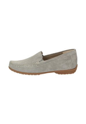 Lichtgrijze suède loafer met mocassin-stiksels, instapmodel en lichtbruine rubberen zool, weergegeven vanaf de buitenkant.
