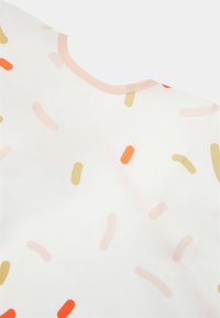 Biely textilný top s mnohofarebnými, predĺženými tvarmi v oranžovej, ružovej a zelenej farbe. Má okrúhly výstrih s broskyňovým lemovaním.