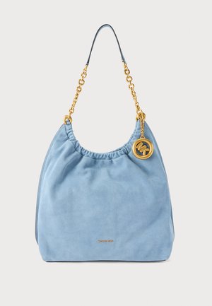 Borsa a tracolla in camoscio azzurro chiaro con catena dorata e ciondolo a forma di cerchio con logo Michael Kors in oro.