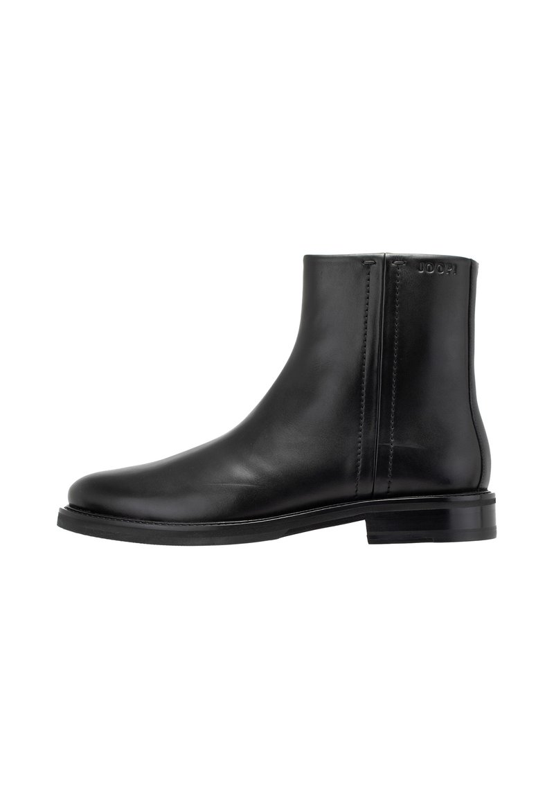 Schwarze Leder-Stiefelette mit glatter Oberfläche, abgerundeter Zehenpartie, niedrigem Absatz, elastischen seitlichen Einsätzen und geprägtem Logo auf der Rückseite.