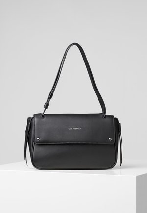 Sort skuldertaske i læder med klaplukning og sølvnitter, med Karl Lagerfeld-logo præget midt foran.