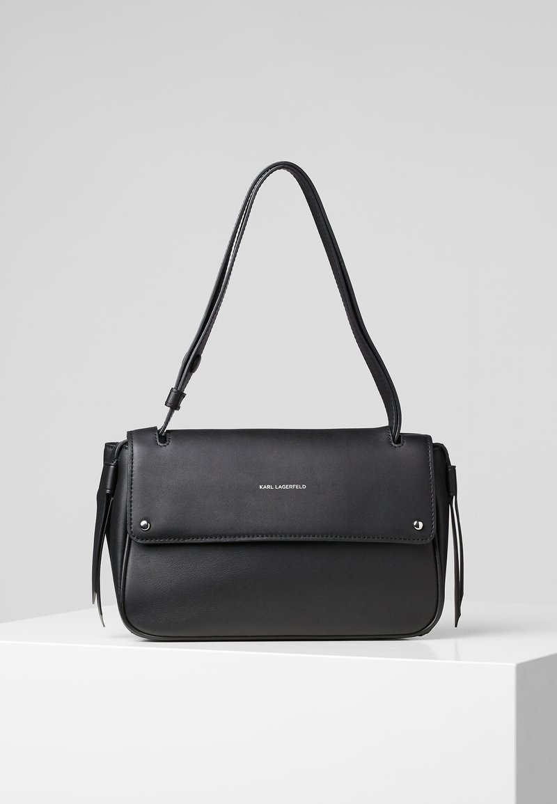 Sac bandoulière en cuir noir avec fermeture à rabat et clous argentés, avec logo Karl Lagerfeld embossé au centre de l'avant.