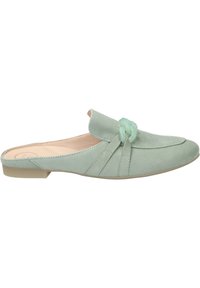 Měkké slip-on boty v mátově zelené nubukové kůži s kulatou špičkou a dekoračním akcentem v tyrkysové barvě ve tvaru květiny. Vyznačují se plisovaným designem a béžovou gumovou podrážkou.
