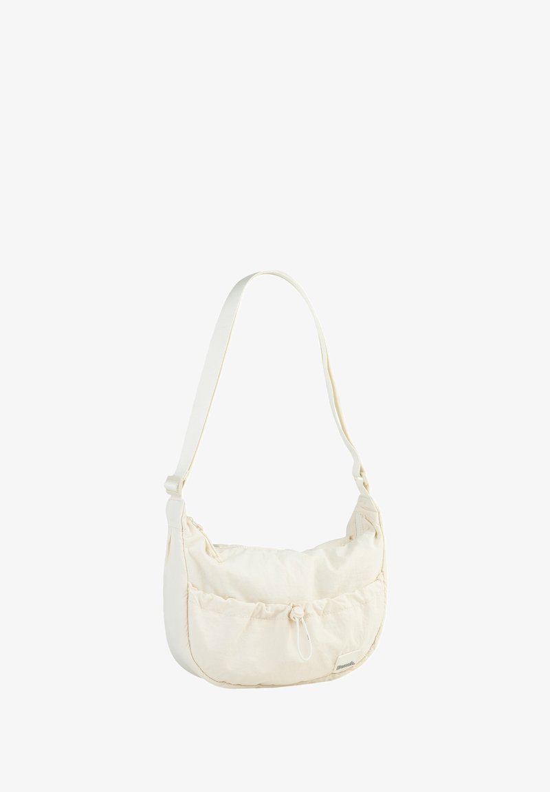 Cremfarbener Stoff-Schultertasche mit gerafftem Design, verstellbarem Riemen und Kordelzugverschluss. Enthält ein kleines Logotag auf der Vorderseite.