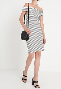 VILA Pouzdrové šaty - off-white