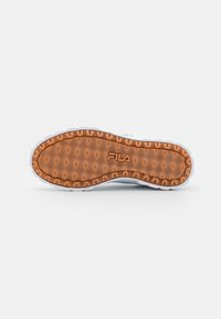Sole di sneaker bianca con un motivo a tasselli arancione in gomma e una superficie testurizzata per una migliore aderenza, con il marchio "FILA" impresso al centro.