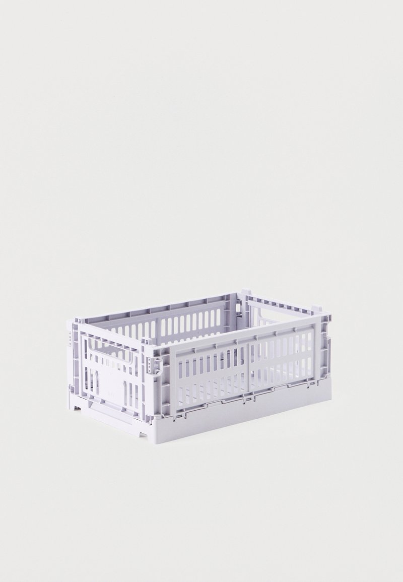 Πτυσσόμενο πλαστικό κιβώτιο αποθήκευσης με σχισμές στα πλάγια και στη βάση, ανοιχτόχρωμο μωβ, απεικονισμένο ανοιχτό και άδειο σε λευκό φόντο.