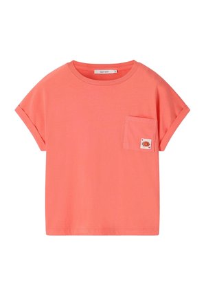 T-shirt corail à manches courtes avec revers roulés et petite poche poitrine avec une carte à jouer représentant un cœur et un poisson.