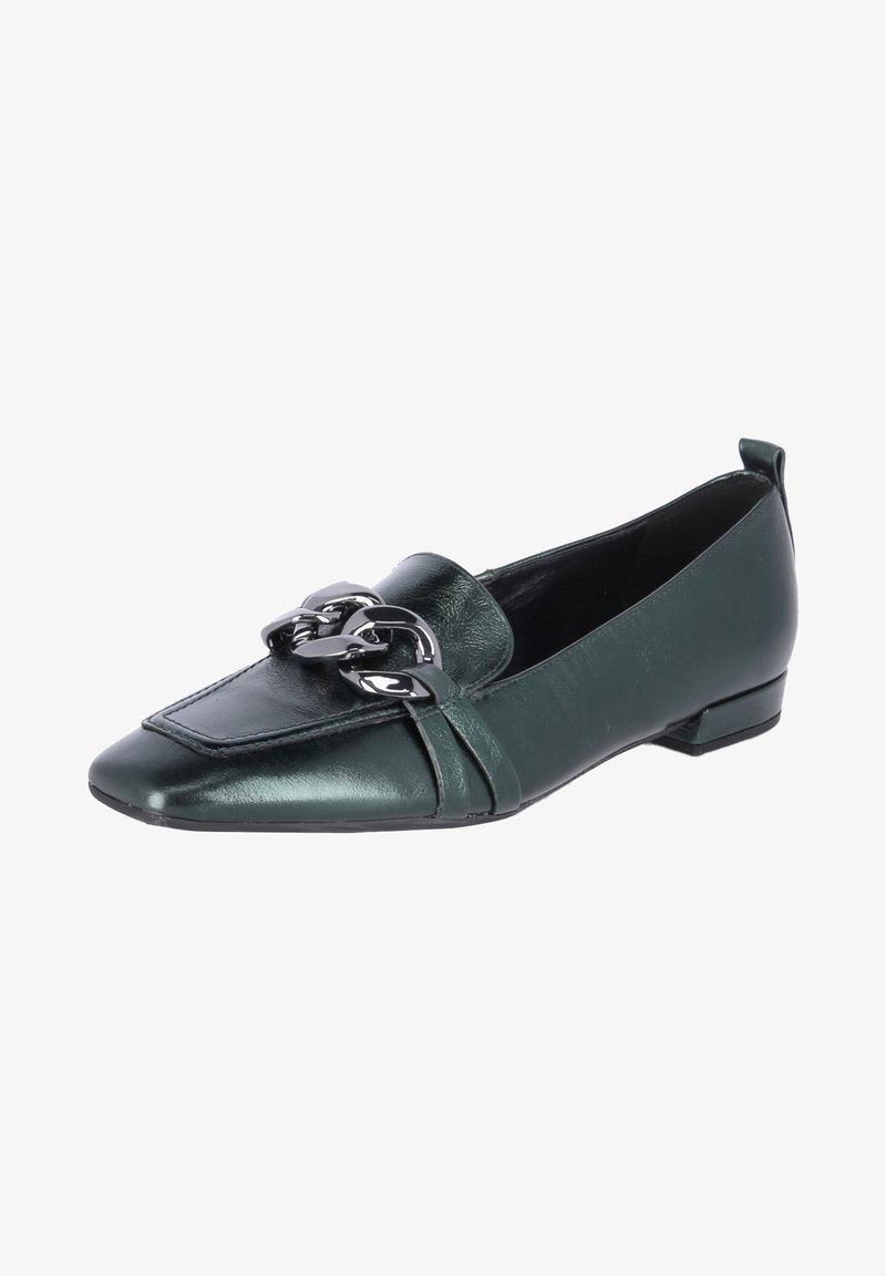 Chaussure plate vert foncé à bout pointu avec un petit talon et un large détail en chaîne noire sur le dessus.