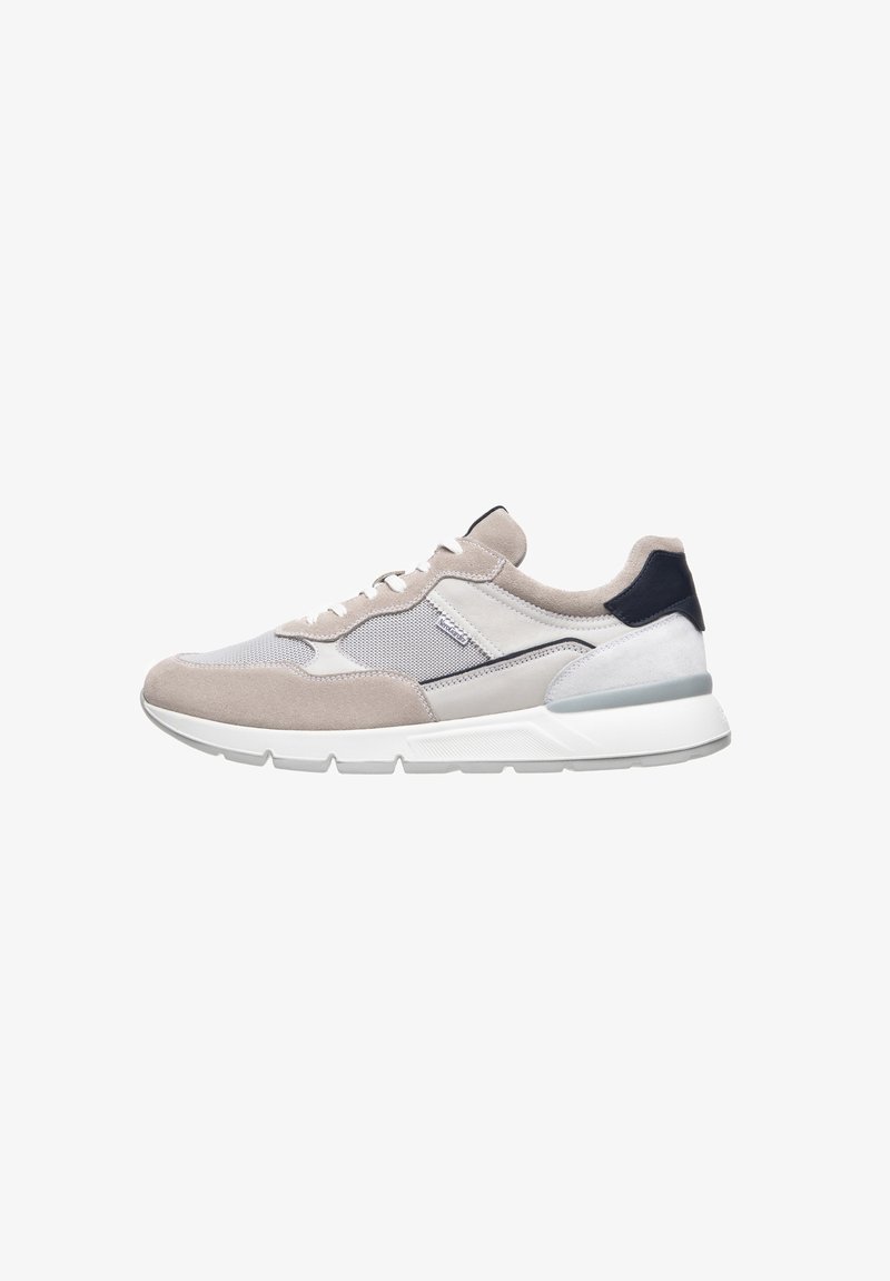 Beige en grijze atleti schoenen van mesh en suede materiaal, met een gevoerde witte zool en donker marineblauwe accenten op de hiel en de tong.