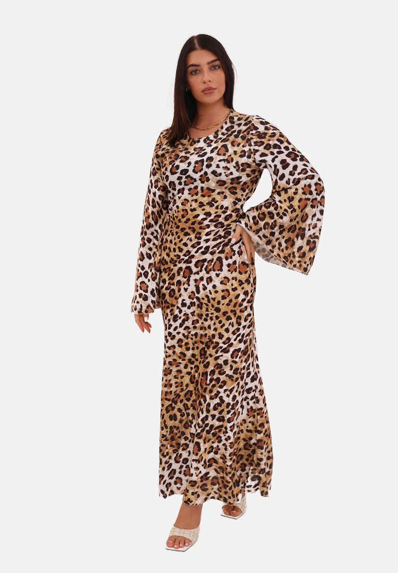 Robe maxi imprimé léopard avec des manches évasées, présentant des taches brunes, noires et beige sur un fond blanc ; tissu lisse et design allongé.