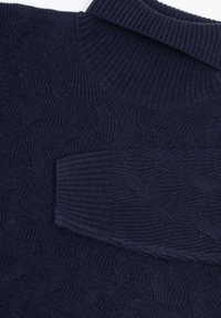 Marineblauer gestrickter Pullover mit einem strukturierten Wellenmuster, geripptem Kragen und Bündchen. Der Stoff ist weich und hat eine mittlere Dicke.