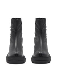 Černé kožené kotníkové boty s elegantním designem, zaoblenou špičkou a pevným černým gumovým podešvem; mají texturovaný povrch a švy.