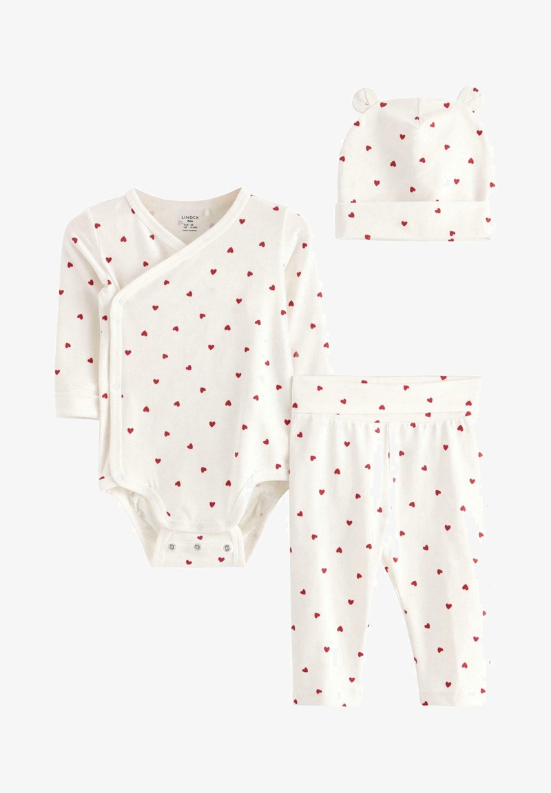 Ensemble pour bébé trois pièces comprenant un body blanc et un legging avec des motifs de cœurs rouges, ainsi qu'un bonnet assorti avec des oreilles d'ours. Matériau en coton doux.