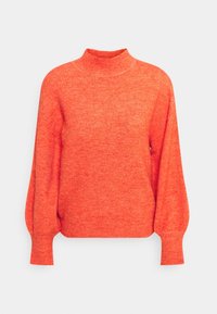 Jasnopomarańczowy sweter z wysokim kołnierzem, długimi rękawami i lekko bufiastego kroju w ramionach. Wykonany z teksturowanej dzianiny z prążkowanymi mankietami.