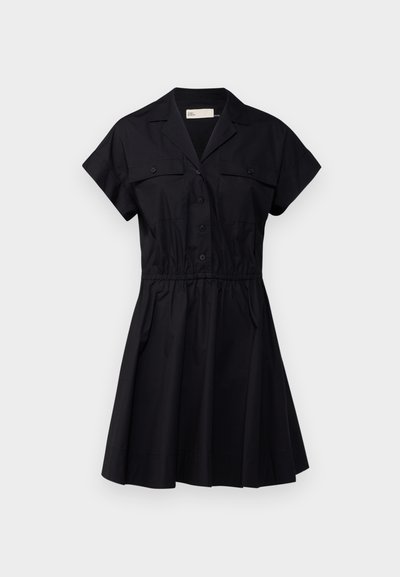 Črna obleka s kratkimi rokavi in ovratnikom, sprednjimi gumbi, dvema žepoma na prsih in elastičnim pasom, ki se ponaša z razširjenim krilom.