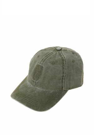 Gorra de béisbol verde oliva desteñida con paneles cosidos y un pequeño logo rectangular bordado en el lado delantero izquierdo.