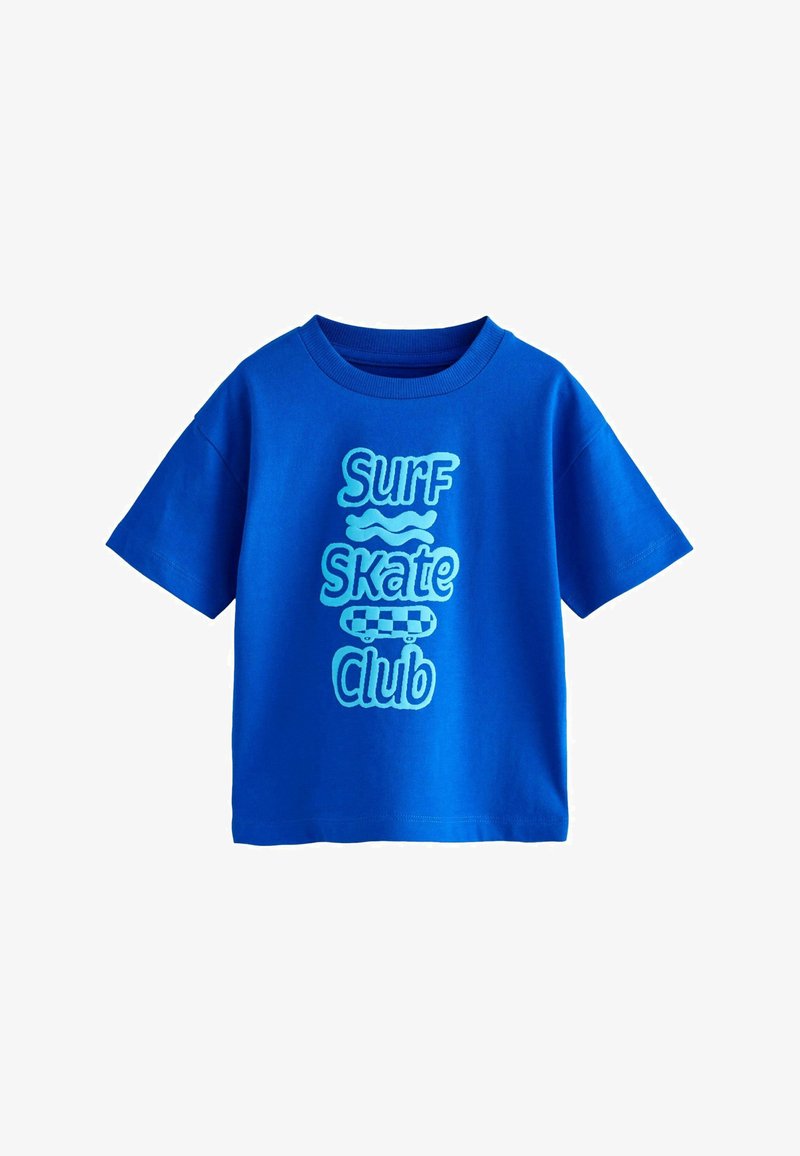 Kortærmet blå t-shirt med teksten "Surf Skate Club" i forskellige nuancer af blå, prydet med et skateboardgrafik og bølgetema.