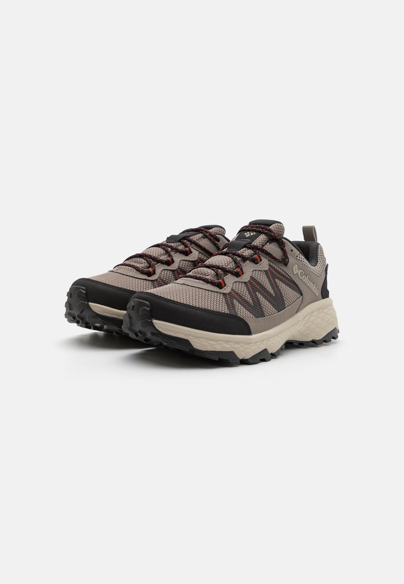 Herren-Wanderschuhe in Grau und Schwarz mit Obermaterial aus Mesh, Gummisohle und Schnürsenkeln. Verfügt über einen strukturierten Bereich und eine Schlaufe auf der Rückseite.