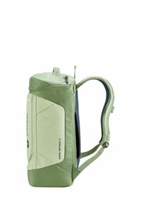 Mochila de tela verde con un diseño estructurado y angular, que presenta un bolsillo frontal con cremallera y correas acolchadas. En el lateral tiene detalles de malla.