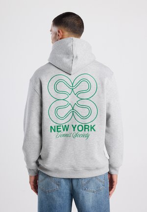 Grijze hoodie met een grote groene grafiek en tekst op de achterkant, met de tekst "NEW YORK Tennis Society." Voorzien van een trekkoordkap en geribbelde manchetten.