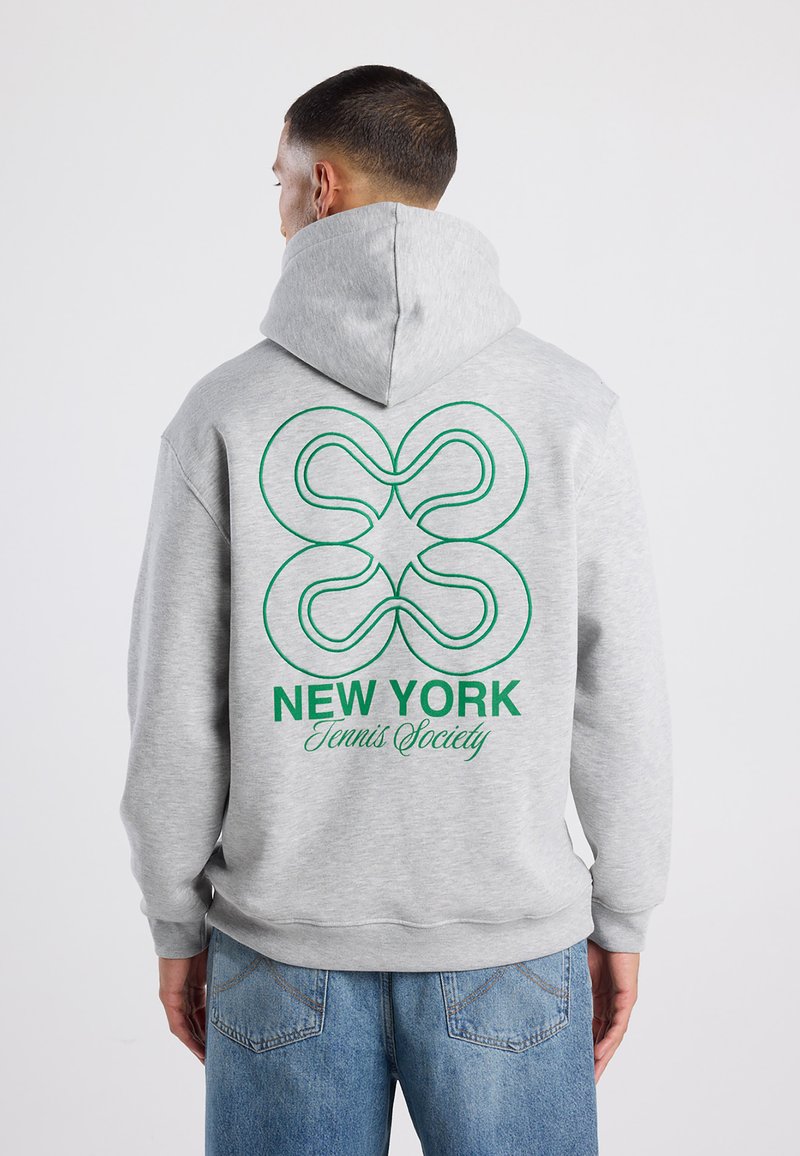 Felpa grigia con una grande grafica verde e testo sulla schiena, che mostra "NEW YORK Tennis Society." Presenta un cappuccio con cordoncino e polsini a coste.