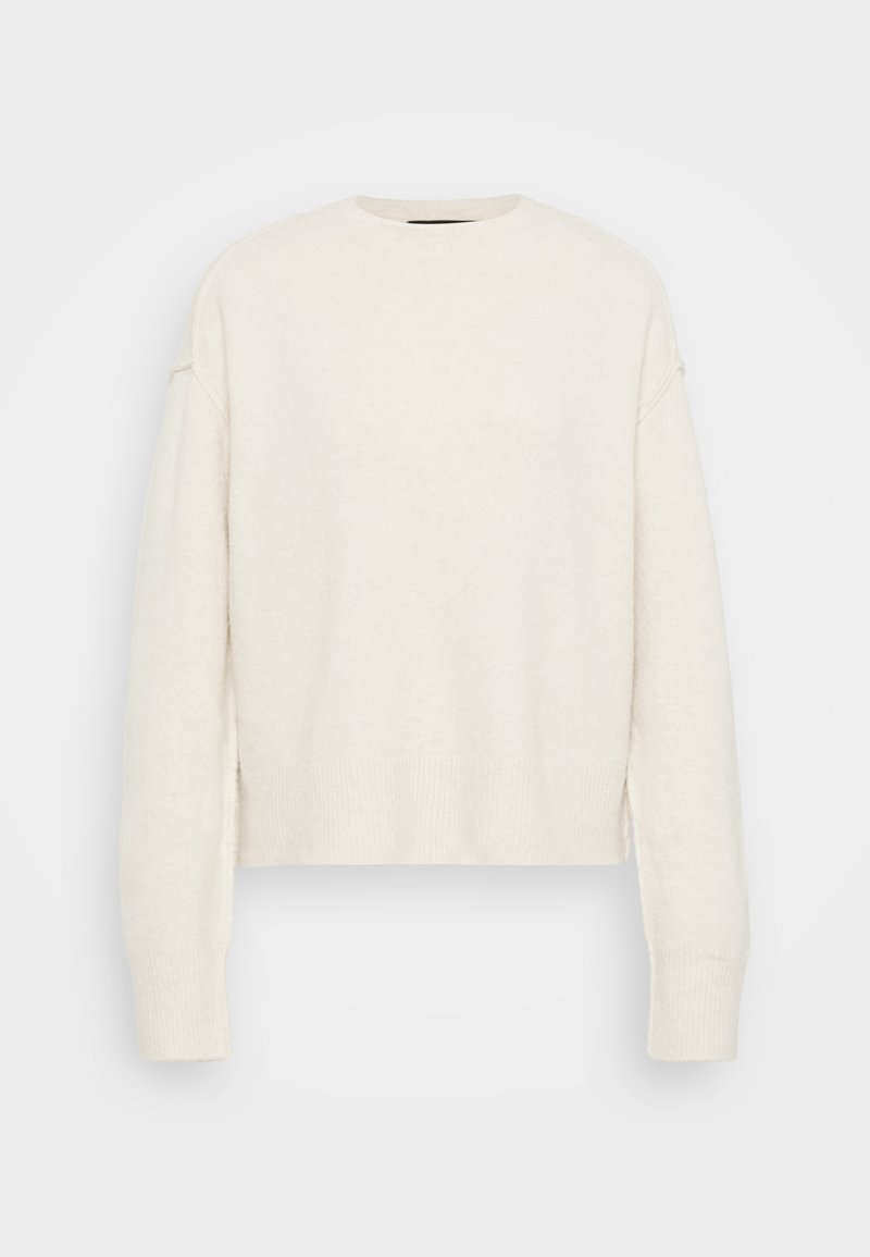 Pull en tricot blanc avec un col rond et une silhouette décontractée. Il présente des poignets et un ourlet côtelés, fabriqué à partir d'un matériau texturé doux.