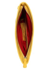 Žluté kožené pouzdro se zipem, uvnitř s živým červeným látkovým obložením a koženou značkovou visačkou.