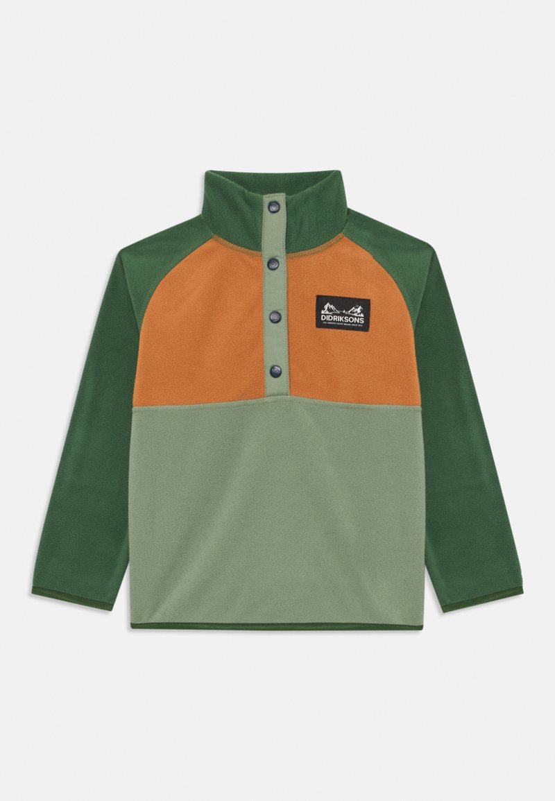 Kinder-Fleece-Pullover mit grünen Ärmeln, oranges Brustpanel, hellgrüner Unterkörper, Druckknopfblende und Didriksons-Logo-Patch.