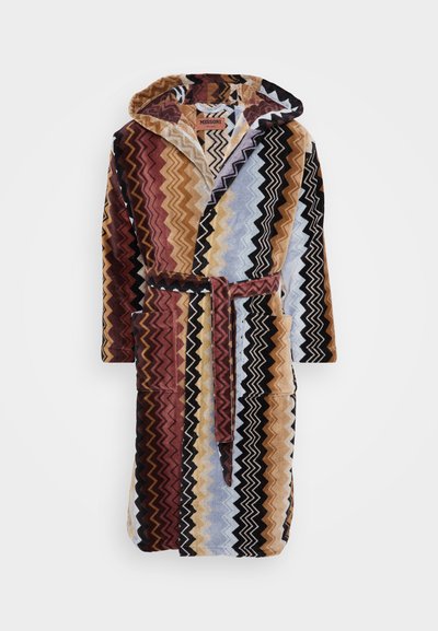 Capa de banho com capuz em padrão zigzag, apresentando as cores: castanho, bege, preto e azul. Feita de tecido macio, com cintura atada e bolsos.