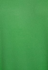 Světlý zelený texturovaný materiál s hladkým, rovnoměrným povrchem. Materiál působí odolně a má mírný lesk, vhodný pro r ůzné použití.