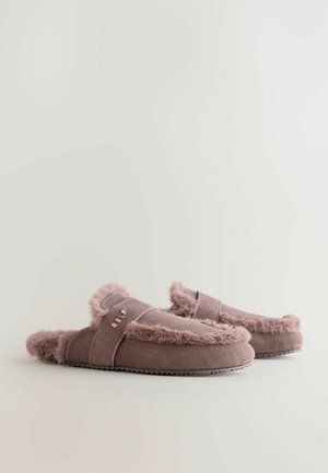 Rosa Wildleder-Slipper mit flauschigem Kunstfellbesatz, versehen mit einem gestickten Design und kleinen goldenen Hardware-Details am Riemen. Strukturierte Gummisohle.