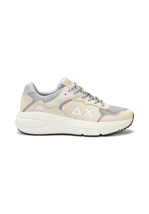 Sneaker beige e grigia con suola bianca, materiali in mesh e camoscio, logo geometrico sul lato e lacci grigi, mostrata di profilo.