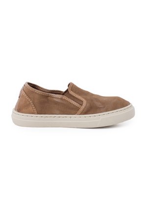 Des chaussures brunes à enfiler en cuir souple avec une semelle en caoutchouc crème, dotées d'accents cousus et d'un design profil bas.