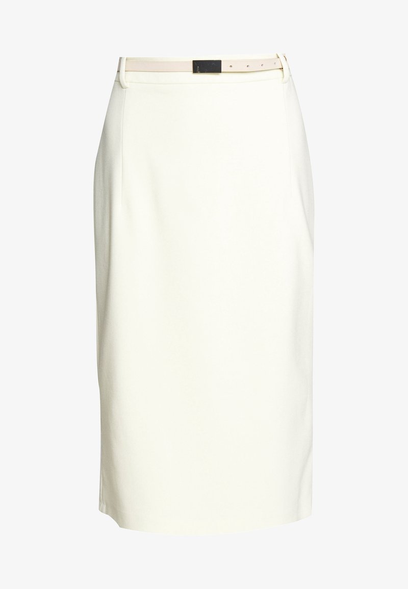 Jupe en crêpe blanche avec une texture lisse, dotée d'une fine ceinture crème avec une boucle noire rectangulaire. Design droit, longueur genoux.