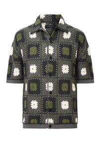 Cămașă cu mâneci scurte, cu un design patchwork format din pătrate florale verzi, gri și albe, realizată dintr-un material tricotat texturat.