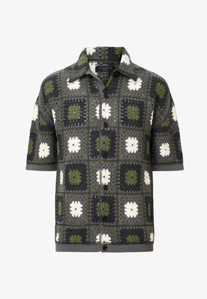 Polo majica s kratkimi rokavi z gumbki, ki ima patchwork vzorec zelenih, sivih in belih cvetličnih kvadratov, z teksturirano pletenino.