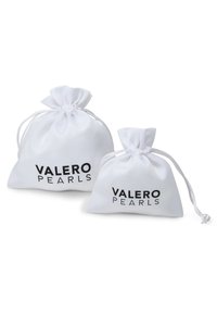Du žiniai balti audiniai krepšeliai su virvutėmis, ant kurių priekyje juodu tekstu užrašyta "VALERO PEARLS".
